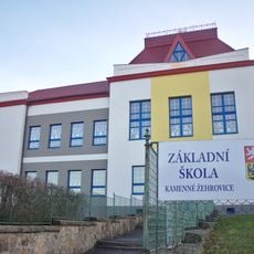 Budova základní školy v Kamenných Žehrovicích