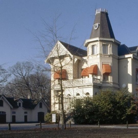 Koetshuis behorende bij een villa