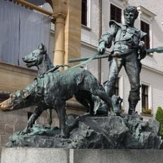 Socha lovce před hlavní budovou zámku Konopiště