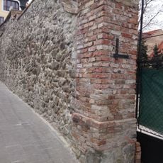 Zvyšok Pálffyho paláca, múr oporný