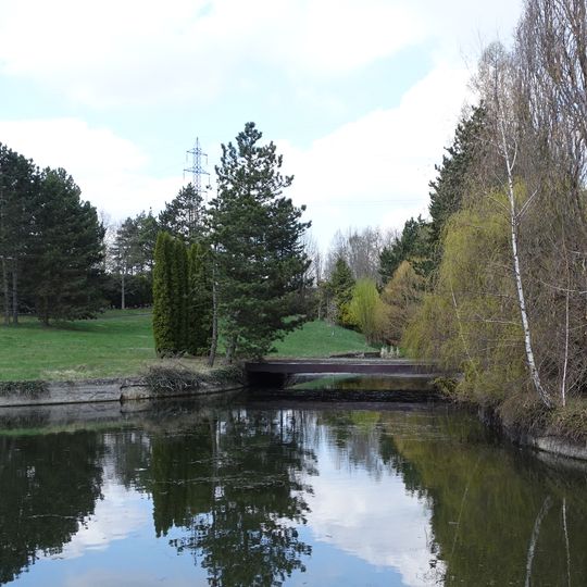 Most přes jezero u smuteční síně v Třebíči