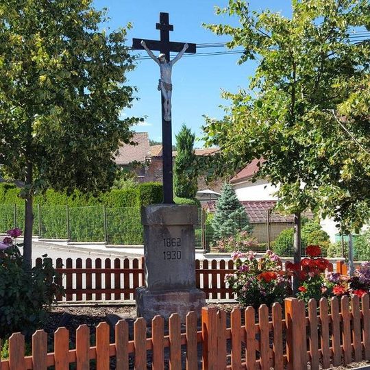 Kříž na návsi v Černíně