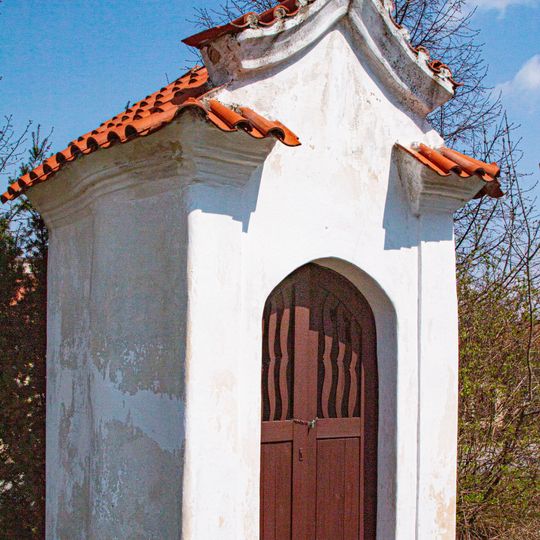 Horní Roveň - výklenková kaple u školy