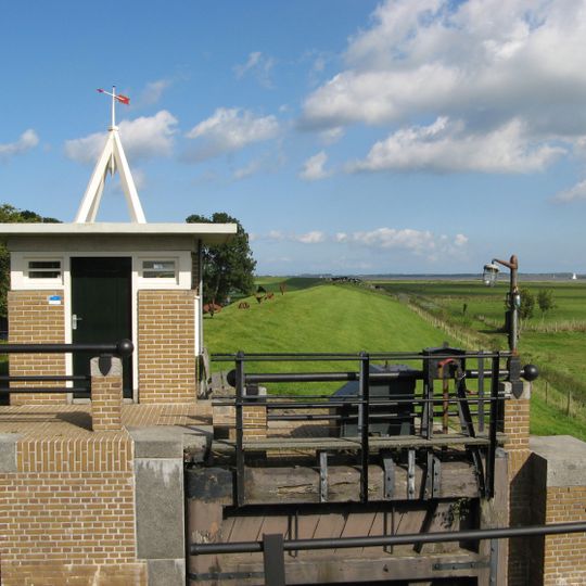 Sluis Ezumazijl, sluiswachtersgebouw