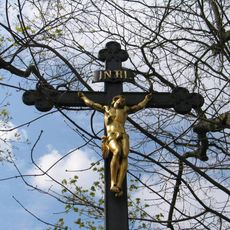 Pamětní kříž v Hostouni (2)