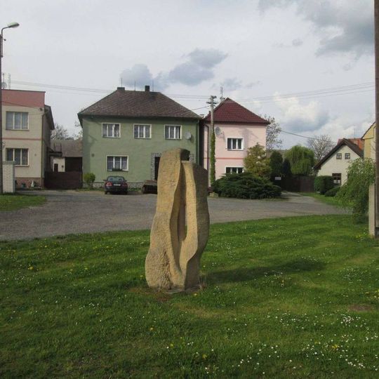Plastika v Kozojedech na návsi