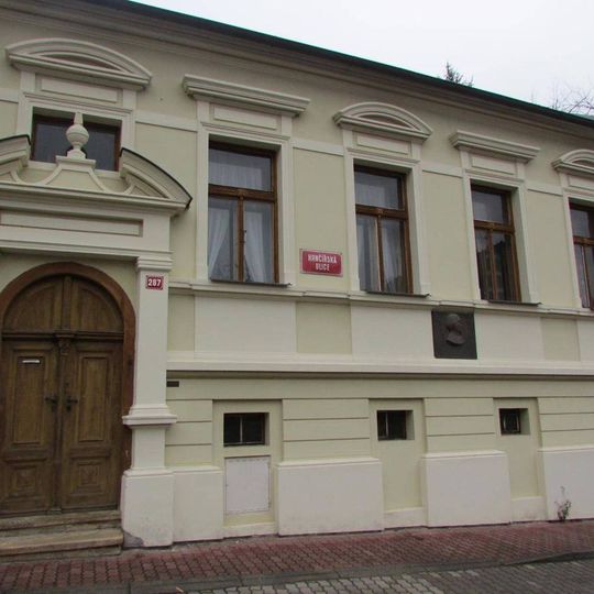 Pamětní deska Josefa Dobiáše na domě čp. 287 v Hrnčířské ulici