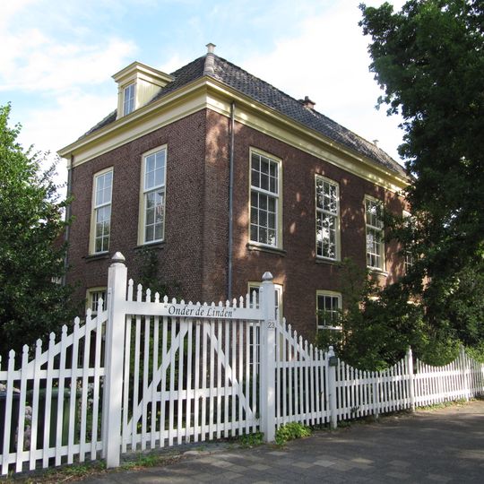 Onregelmatig gevormd pand. Achter de brede voorbouw met 19e-eeuwse lijstgevel en schilddak een rechthoekig gedeelte en aansluitend een aanbouw onder zadeldak