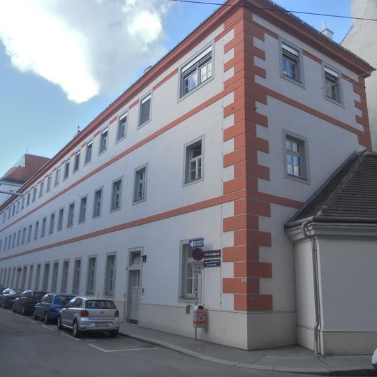 Pfarrhof der Rochuskirche, Rest des ehem. Klosters