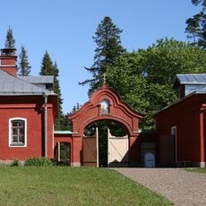 Стена-ограда с двумя воротами (Сортавальское г.п.)