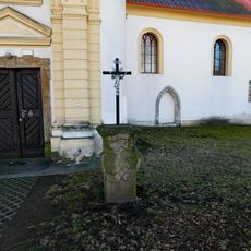 Kříž vpravo od vchodu kostela Povýšení svatého Kříže v Pyšelích