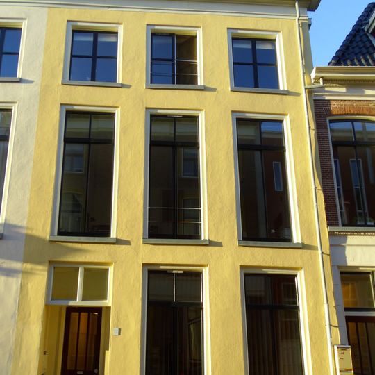 Drie venstertraveeën breed pand met kroonlijst