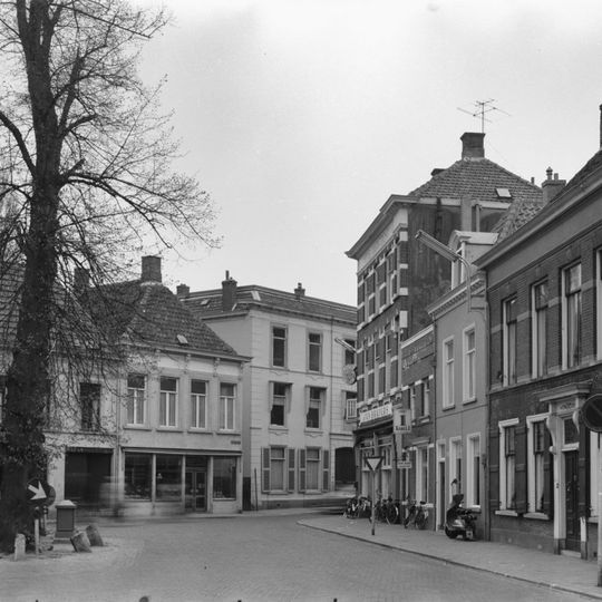 Huis met schilddak en gepleisterde lijstgevel, kroonlijst op klossen