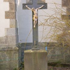 Kreuzgrabmal an der katholischen Kirche