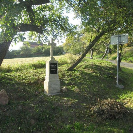 Kříž u křižovatky východně od Vladořic