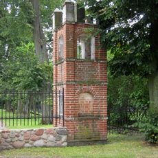 Kapliczka, na cmentarzu kościelnym