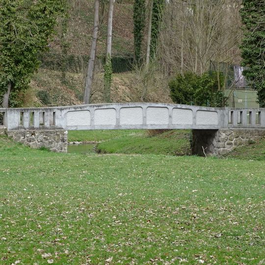 Lávka přes Klenici v parku Štěpánka jižně od tenisového klubu