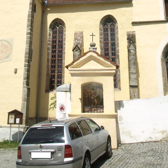 Výklenková kaplička u kostela Nanebevzetí Panny Marie v Trhových Svinech