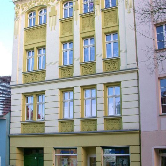 Mietshaus in geschlossener Bebauung, mit Laden Friedrichsstraße 2