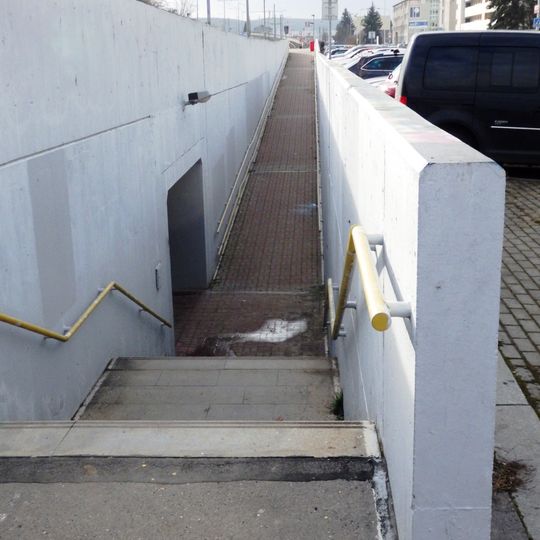 Podchod tramvajové trati od ulice Pod Belárií k administrativní budově čokoládovny