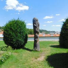 Socha Mnicha v zahradě u baziliky v Třebíči