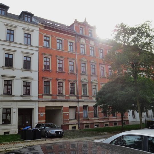 Mietshaus in geschlossener Bebauung mit Vorgarten Altendorfer Straße 13
