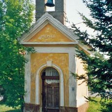 Kaplička na návsi v Chrášťanech