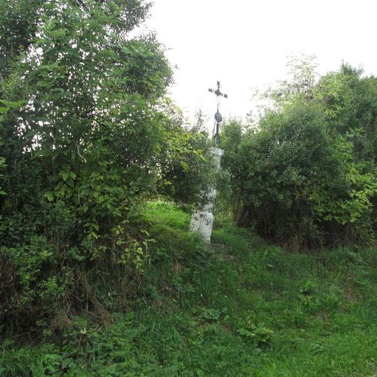 Kříž nad Domažlicemi po Veselou horou u silnice