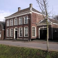 Gaaf bewaard herenhuis met koetshuis, in het jaar 1866 opgetrokken in traditionele vormen