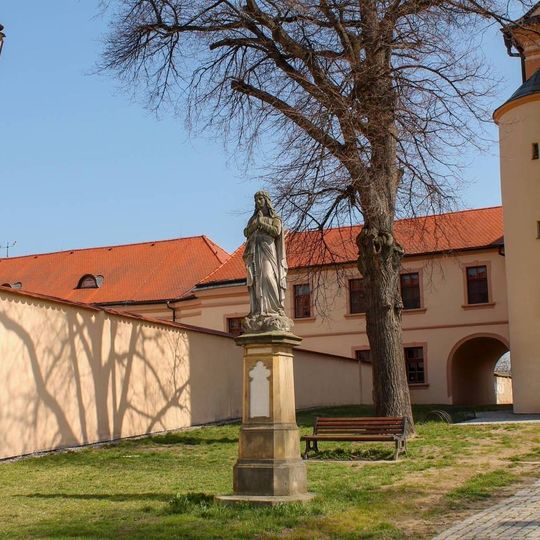 Socha Panny Marie v Nezamyslicích před kostelem