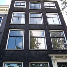 Huis met gevel onder rechte lijst met consoles en attiek