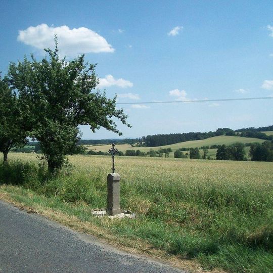 Kříž u silnice mezi Hostouní a Mutěnínem