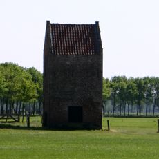 Witgesausde bakstenen duiventoren, op vierkante plattegrond met pannen zadeldak
