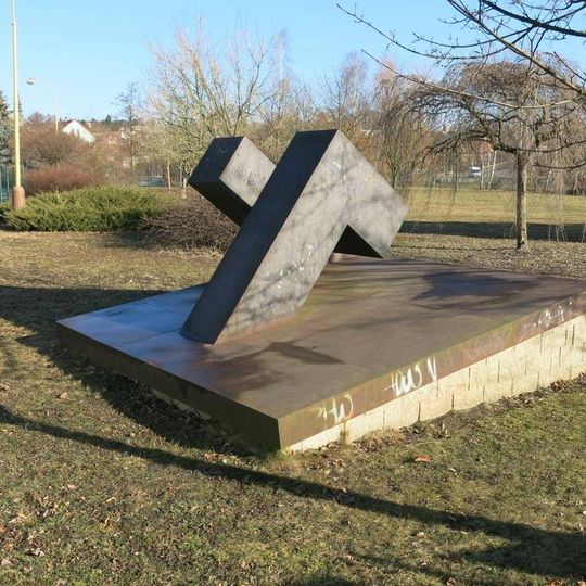 Kovová plastika Pocta architektuře u zimního stadionu v České Lípě