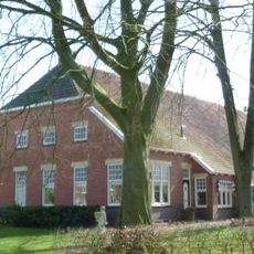 Oldambtster boerderij met links één en rechts twee krimpen