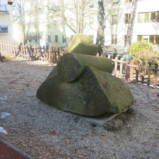 Kamenná plastika na dětském hřišti za budovou E nemocnice v Liberci