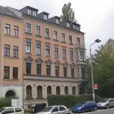 Mietshaus in ehemals geschlossener Bebauung mit Vorgarten Müllerstraße 10