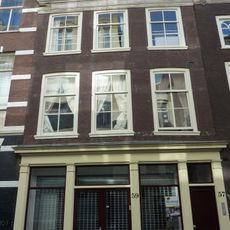 Pand met eenvoudige gevel met rechte kroonlijst