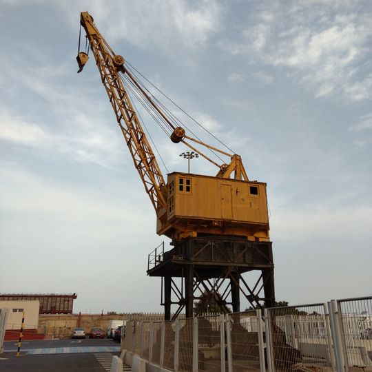 Grúa en el puerto de Almería