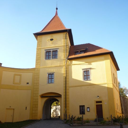 Hradní věž s branou