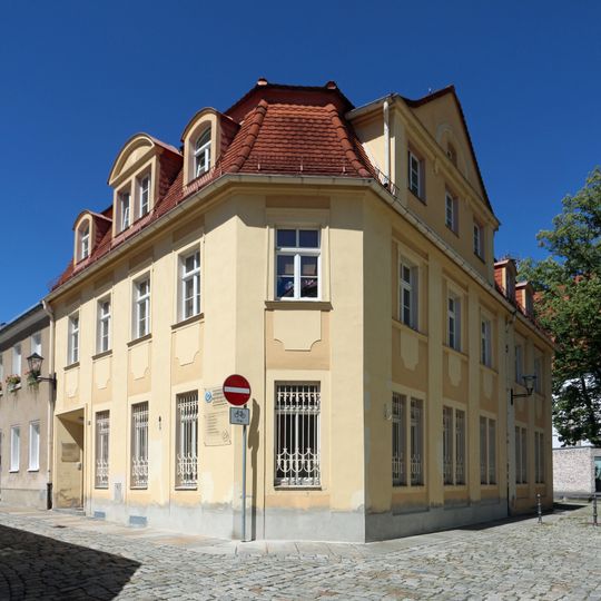 Wohnhaus in geschlossener Bebauung und Ecklage Zur Schule 1