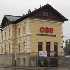 Left-side station building of Klosterneuburg-Kierling