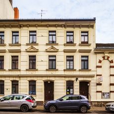 Turnhalle und Mietshaus Leostraße 4