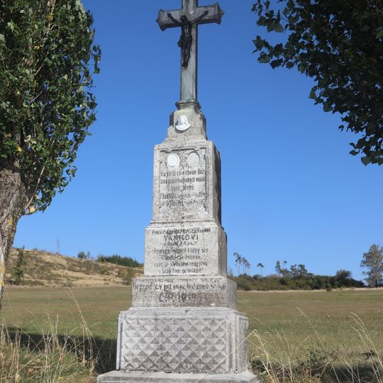 Kříž u silnice severně od Benetic