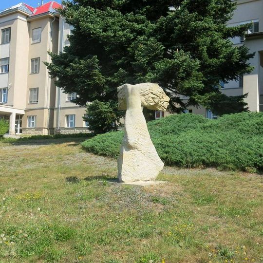 Kamenná plastika jižně od pavilonu 3 nemocnice v Jilemnici