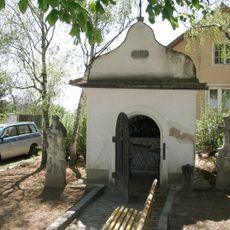 Wegkapelle und zwei Grabsteine