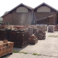 Steenbakkerij Randwijk: Fabrieksgebouw met kleidroogmachine en drogerij