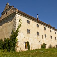 Schüttkasten und Stallgebäude