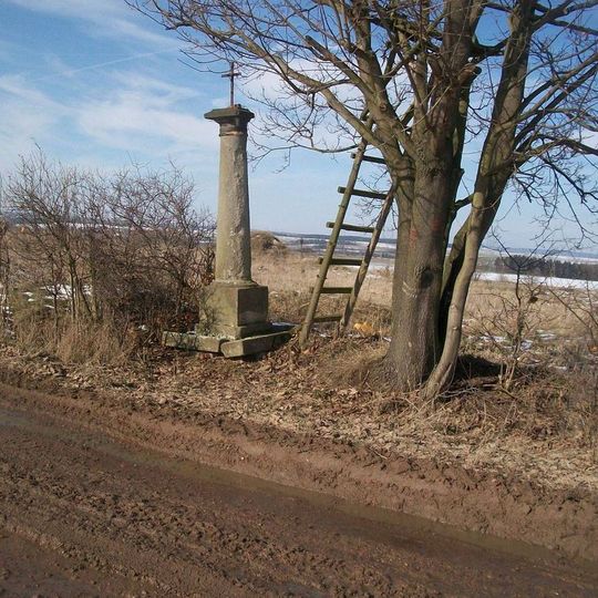 Kříž u polní cesty nad Lelovem