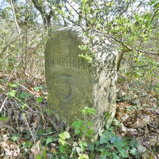 Milestone, long straight opposite small pull-in